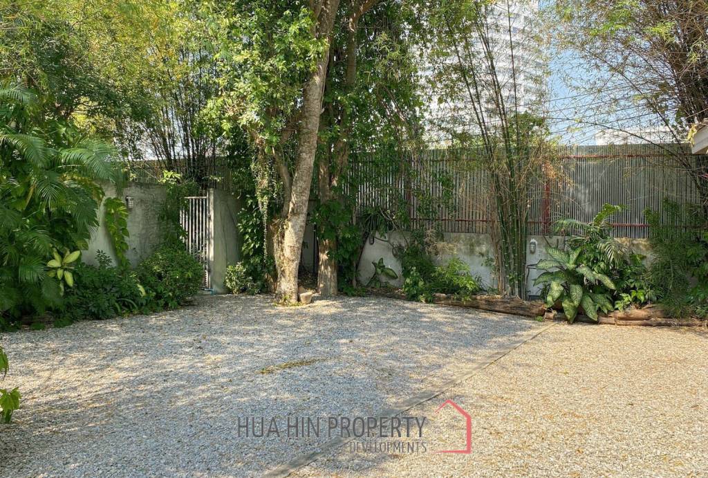 Large 4 Bedroom House With Pool Close To The Beach