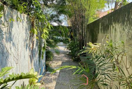 Large 4 Bedroom House With Pool Close To The Beach