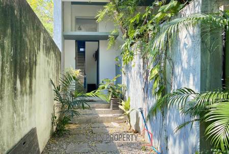 Large 4 Bedroom House With Pool Close To The Beach