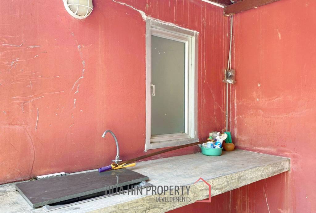 Large 4 Bedroom House With Pool Close To The Beach