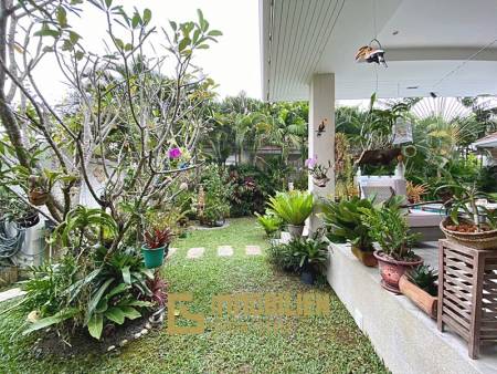Woodlands: Gepflegte Pool Villa mit 3 Schlafzimmern und 2 Bädern