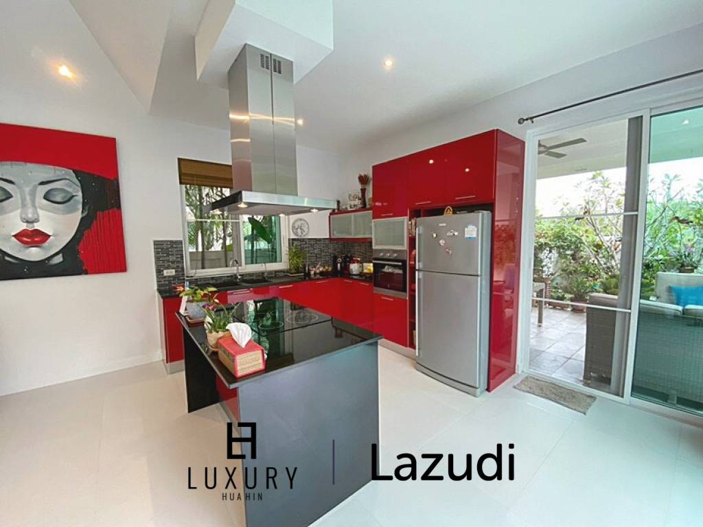 Woodlands: Gepflegte Pool Villa mit 3 Schlafzimmern und 2 Bädern