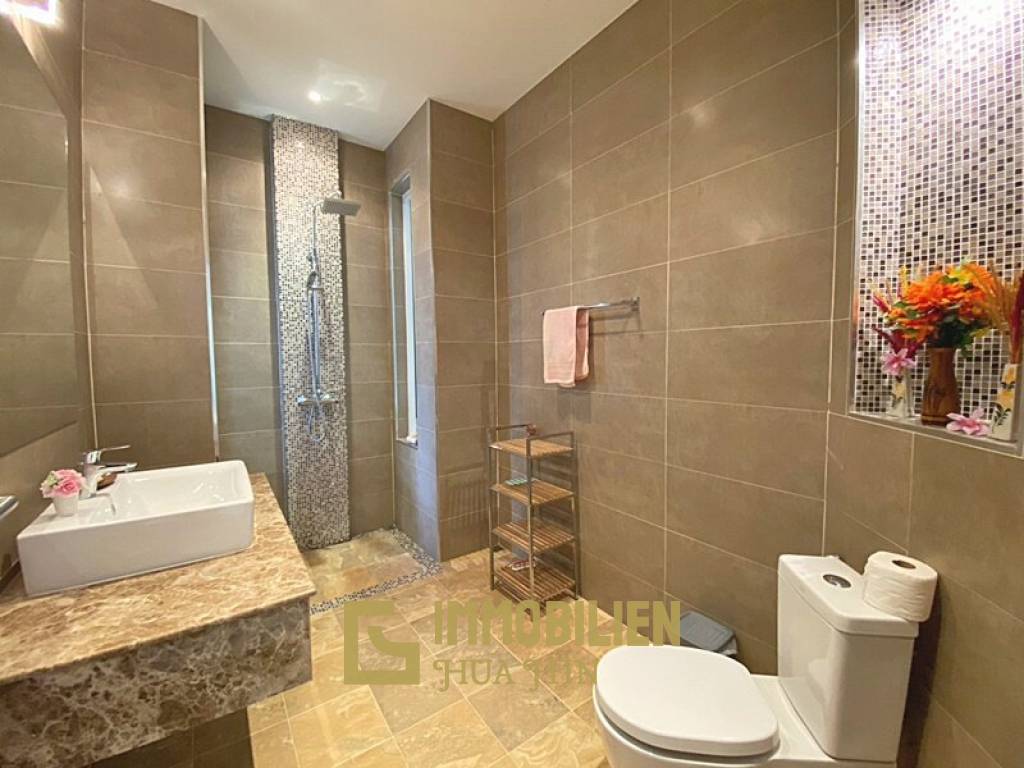 Woodlands: Gepflegte Pool Villa mit 3 Schlafzimmern und 2 Bädern
