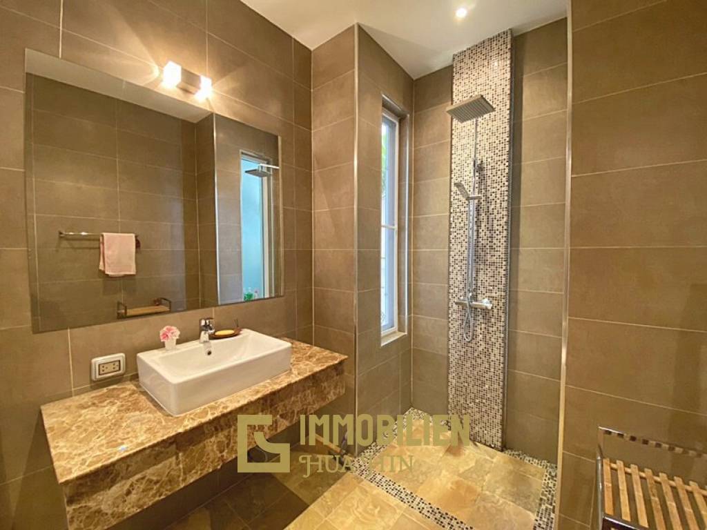 Woodlands: Gepflegte Pool Villa mit 3 Schlafzimmern und 2 Bädern