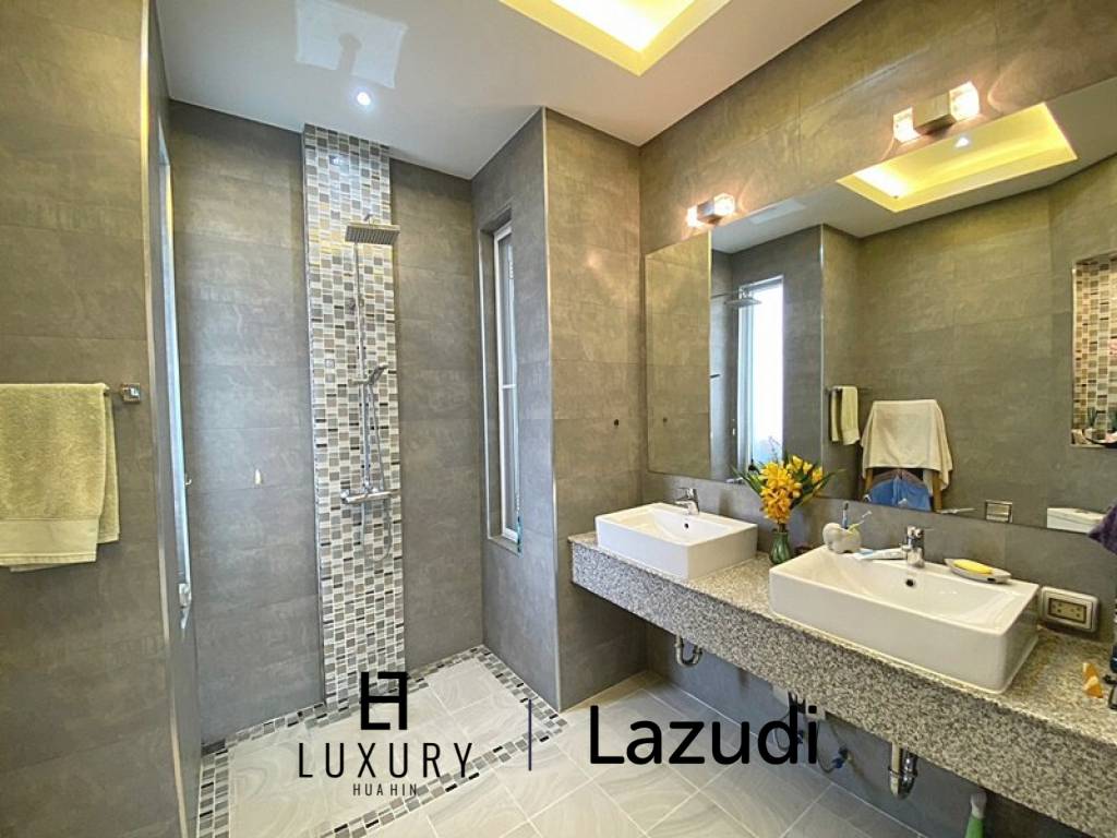 Woodlands: Gepflegte Pool Villa mit 3 Schlafzimmern und 2 Bädern