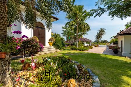 Bali Style Villa auf einem großen Grundstück in toller Lage!