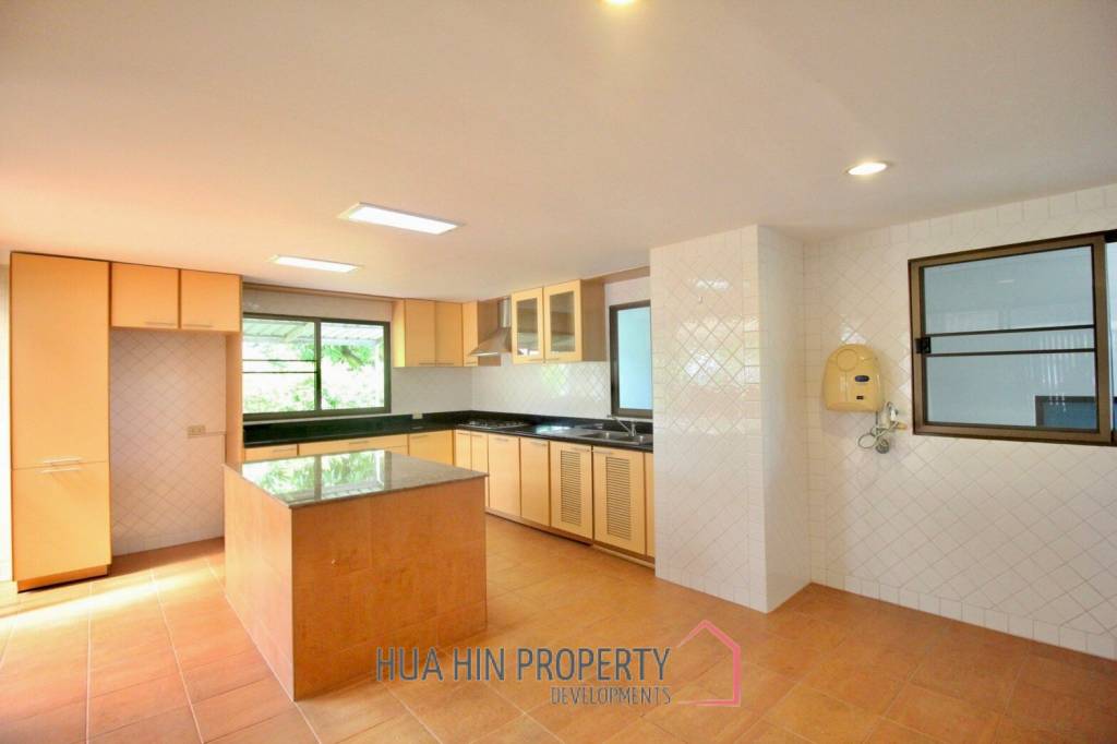 Palm Beach Village: 4 Bedroom Villa
