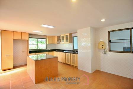 Palm Beach Village: 4 Bedroom Villa