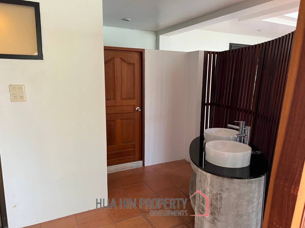 Palm Beach Village: 4 Bedroom Villa