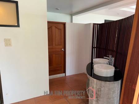 Palm Beach Village: 4 Bedroom Villa
