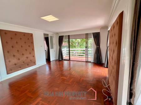Palm Beach Village: 4 Bedroom Villa