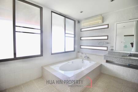 Palm Beach Village: 4 Bedroom Villa