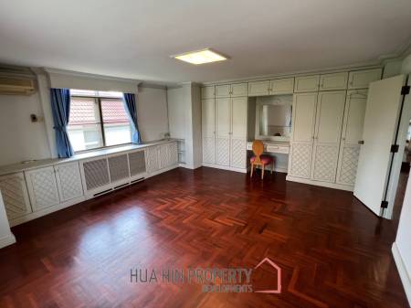 Palm Beach Village: 4 Bedroom Villa