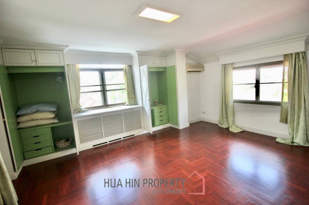 Palm Beach Village: 4 Bedroom Villa