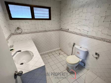 Palm Beach Village: 4 Bedroom Villa