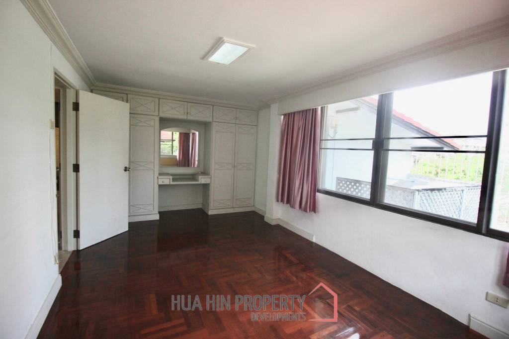 Palm Beach Village: 4 Bedroom Villa