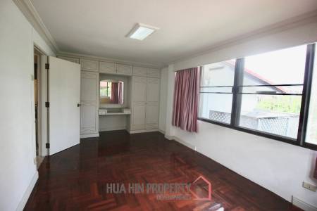 Palm Beach Village: 4 Bedroom Villa