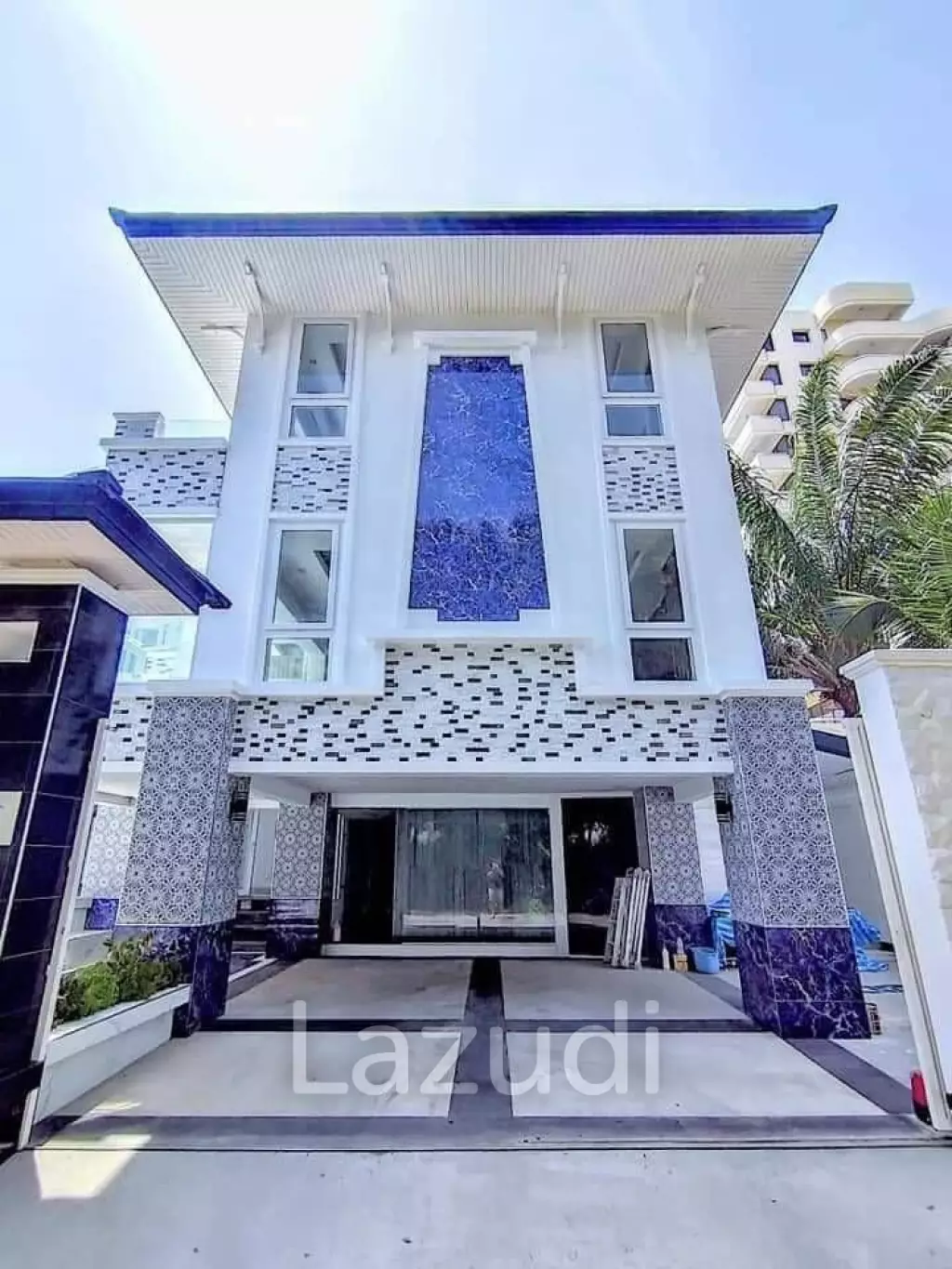 4 Bedrooms 5 Bathrooms 470 Sqm. Luxury Pool Villa Beachfront.