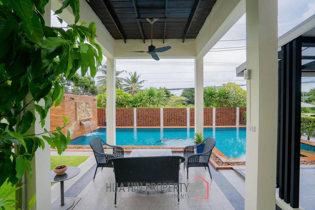 White Lotus 1: 5 Bedroom Bali Style Villa in Great Location