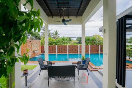 White Lotus 1: 5 Bedroom Bali Style Villa in Great Location