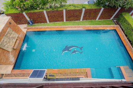 White Lotus 1: 5 Bedroom Bali Style Villa in Great Location