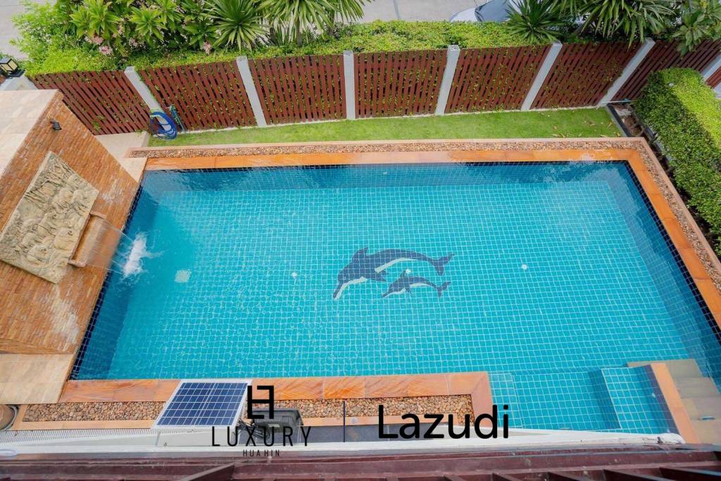 White Lotus 1: 5 Bedroom Bali Style Villa in Great Location