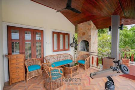 White Lotus 1: 5 Bedroom Bali Style Villa in Great Location