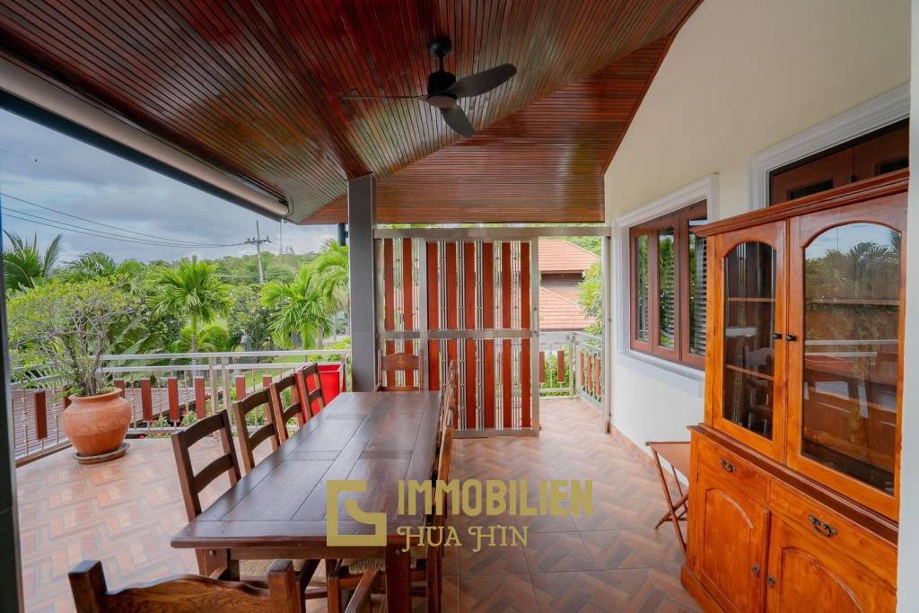 White Lotus 1: 5 Bedroom Bali Style Villa in Great Location