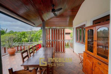 White Lotus 1: 5 Bedroom Bali Style Villa in Great Location