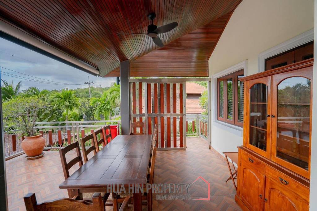 White Lotus 1: 5 Bedroom Bali Style Villa in Great Location
