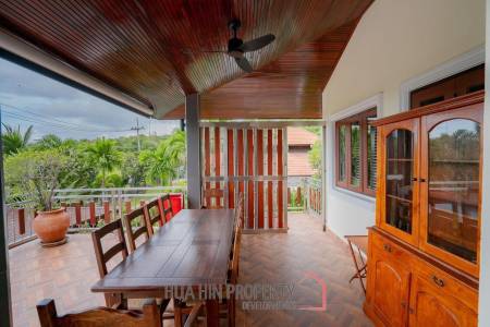 White Lotus 1: 5 Bedroom Bali Style Villa in Great Location