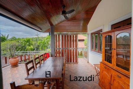White Lotus 1: 5 Bedroom Bali Style Villa in Great Location