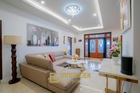 White Lotus 1: 5 Bedroom Bali Style Villa in Great Location