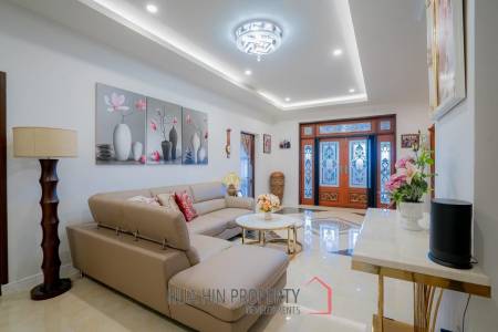 White Lotus 1: 5 Bedroom Bali Style Villa in Great Location