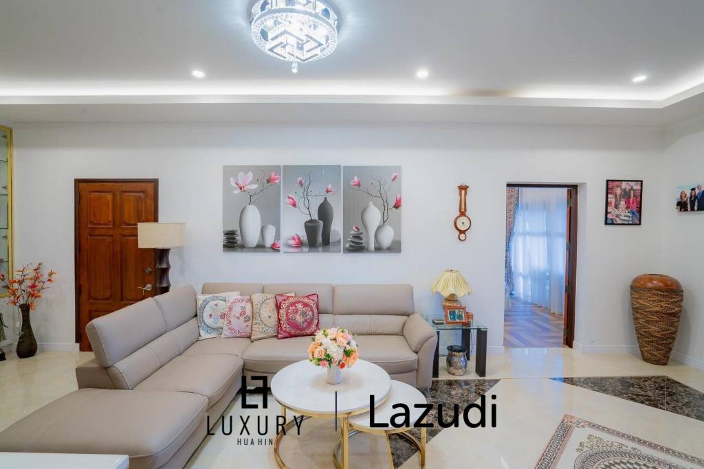 White Lotus 1: 5 Bedroom Bali Style Villa in Great Location