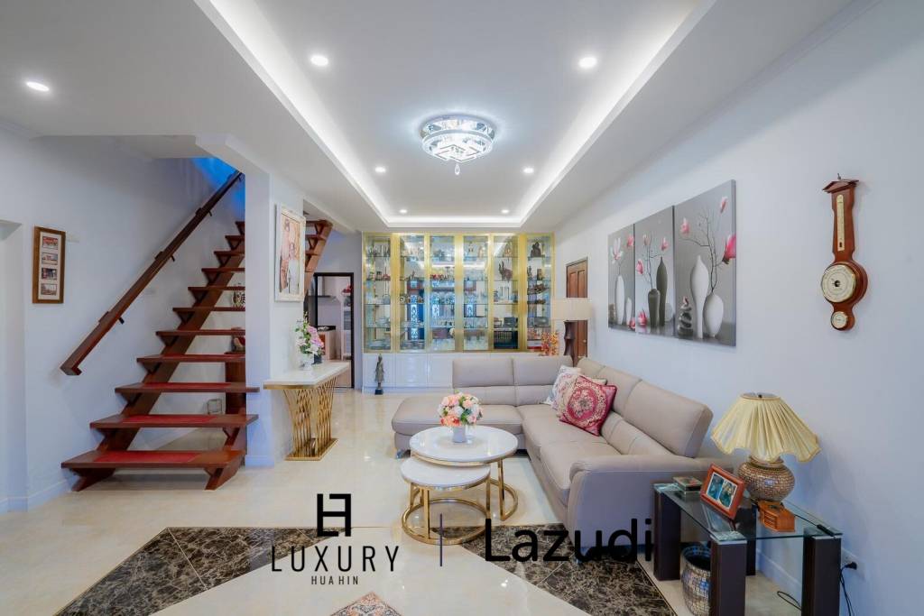 White Lotus 1: 5 Bedroom Bali Style Villa in Great Location