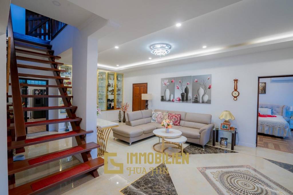 White Lotus 1: 5 Bedroom Bali Style Villa in Great Location