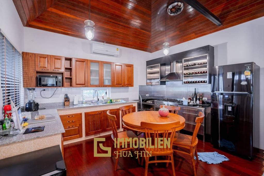White Lotus 1: 5 Bedroom Bali Style Villa in Great Location