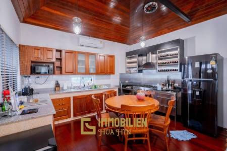 White Lotus 1: 5 Bedroom Bali Style Villa in Great Location