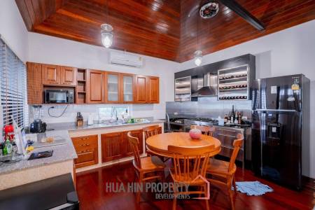 White Lotus 1: 5 Bedroom Bali Style Villa in Great Location