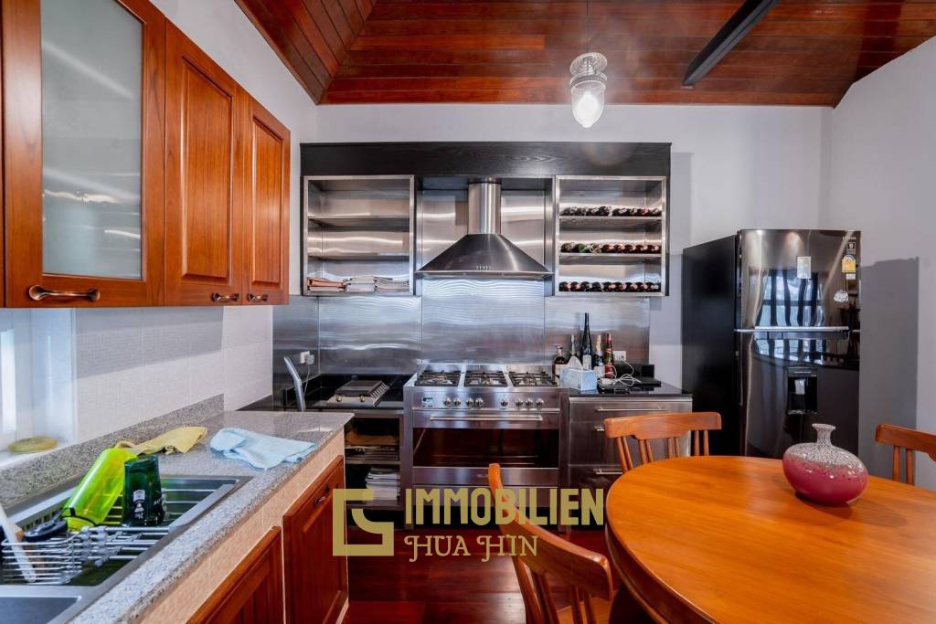 White Lotus 1: 5 Bedroom Bali Style Villa in Great Location