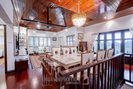 White Lotus 1: 5 Bedroom Bali Style Villa in Great Location