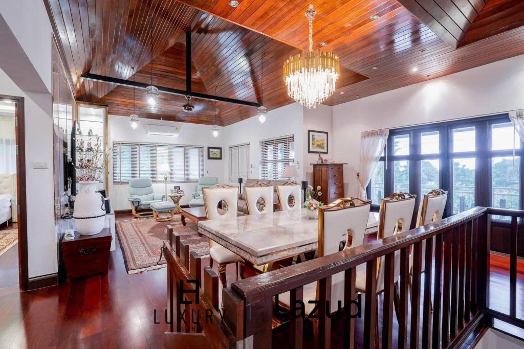White Lotus 1: 5 Bedroom Bali Style Villa in Great Location