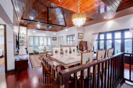 White Lotus 1: 5 Bedroom Bali Style Villa in Great Location