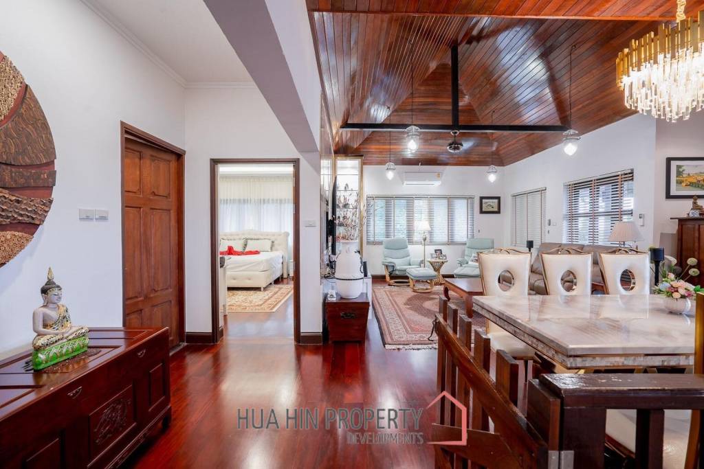 White Lotus 1: 5 Bedroom Bali Style Villa in Great Location