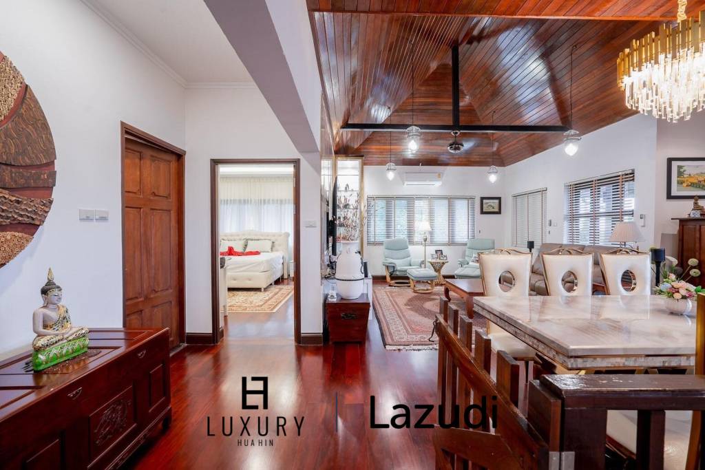 White Lotus 1: 5 Bedroom Bali Style Villa in Great Location