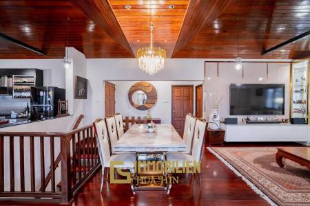 White Lotus 1: 5 Bedroom Bali Style Villa in Great Location