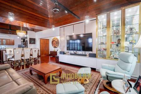 White Lotus 1: 5 Bedroom Bali Style Villa in Great Location