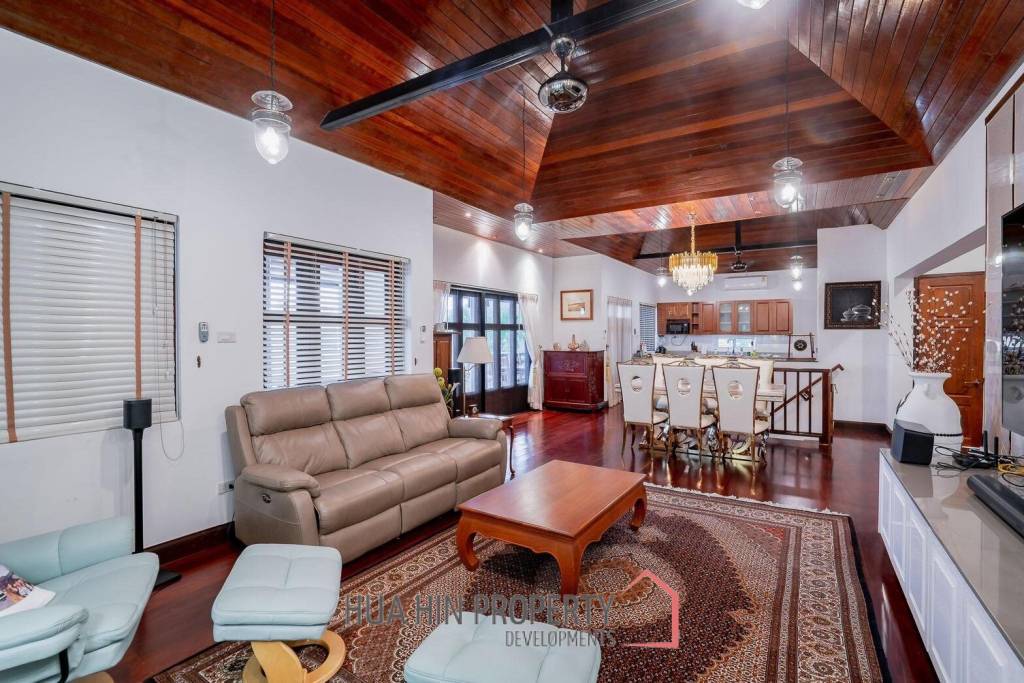 White Lotus 1: 5 Bedroom Bali Style Villa in Great Location
