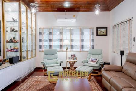 White Lotus 1: 5 Bedroom Bali Style Villa in Great Location